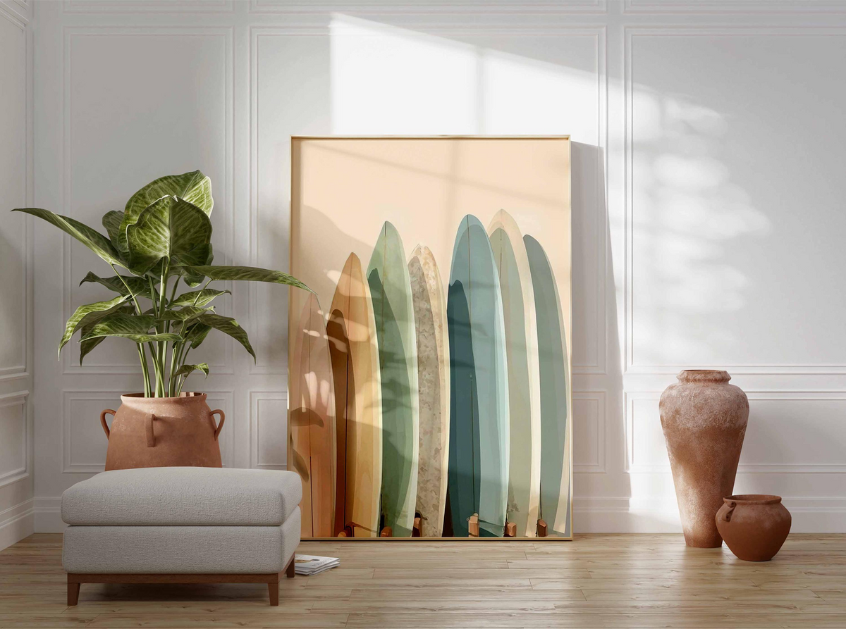 Plakat z deskami surfingowymi w stonowanych kolorach, minimalistyczna grafika w stylu boho, dekoracja do domu nad morzem, prezent dla surfera, dekoracja ścienna do pokoju niemowlęcego