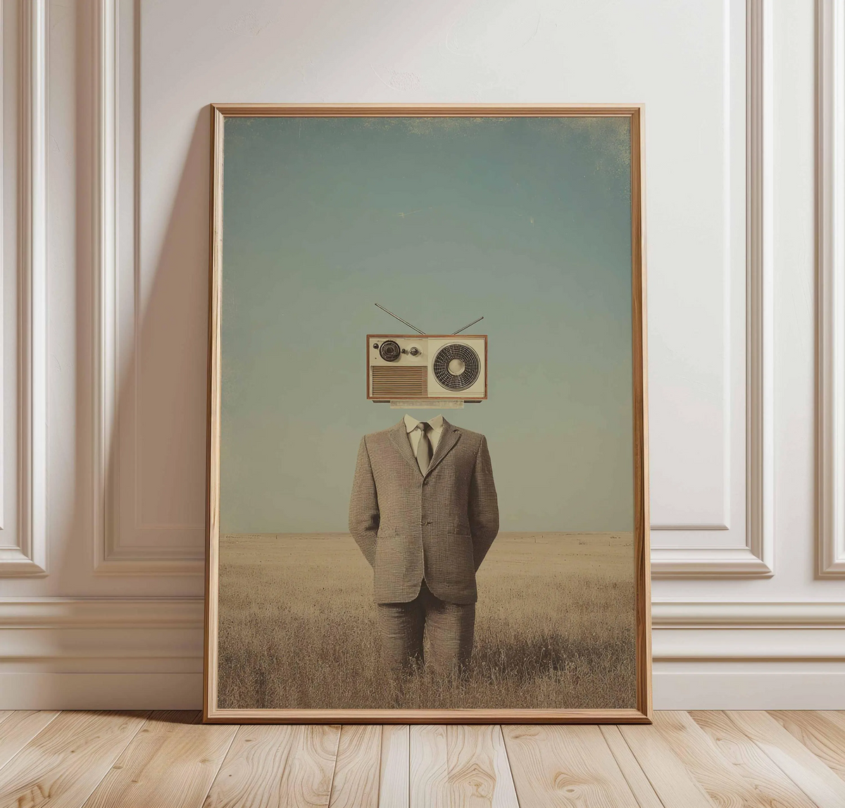 Surrealistyczny plakat z postacią z radiem zamiast głowy, surrealistyczna grafika w stylu retro, osobliwa dekoracja ścienna w stylu vintage, konceptualna sztuka absurdu, nietuzinkowy prezent dla niego