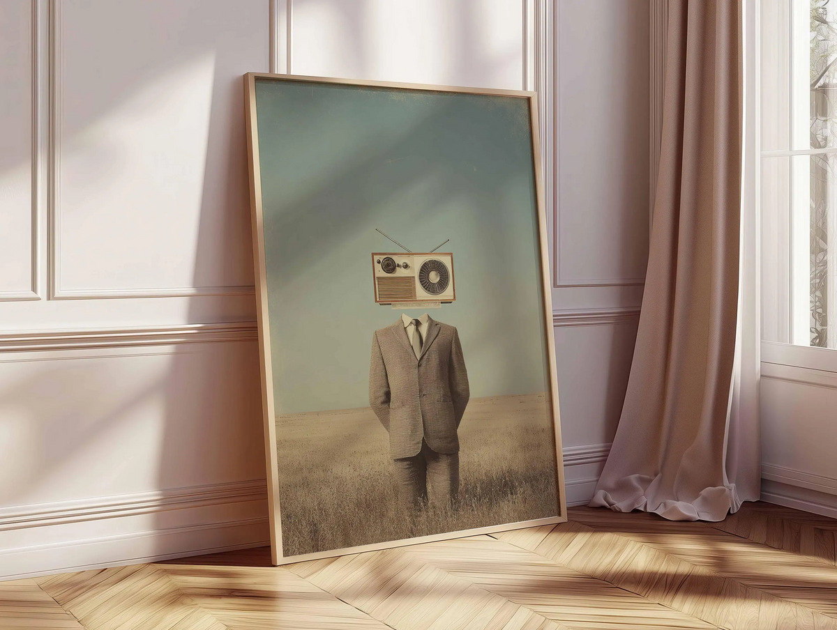 Surrealistyczny plakat z postacią z radiem zamiast głowy, surrealistyczna grafika w stylu retro, osobliwa dekoracja ścienna w stylu vintage, konceptualna sztuka absurdu, nietuzinkowy prezent dla niego